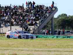 El pblico observa la disputa entre Fabin Pisandelli (Chevrolet Cruze) y Mariano Werner (Peugeot 308) 