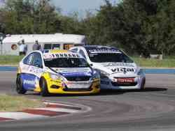 Luciano Bosio (Ford Focus), se defiende de Mariano Werner (Peugeot 308)