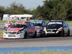 Fabrizio Pezzini (Chevrolet Cruze), marcha por delante de Ivo Perab (Honda New Civic) y Emanuel Moriatis (Ford Focus)