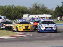 Claudio Viana (Ford Focus), por delante de los Seat Leon de Jorge Trebbiani, Matas Cohen e Ignacio Char