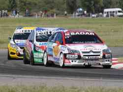 El podio final en pista: Rossi, Marcelo Gonzlez y Bosio