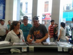 Emiliano Giacoponi firmando autgrafos