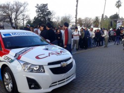 Julin Flamarique firma autgrafos en el Paseo de la Patria