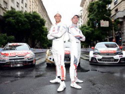 Matas Rossi y Jos Mara Lopez posan delante de los autos que aceleraron en las calles de Buenos Aires