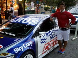 El Chino DAngelo tambin pas por Alberti 1242 y se sac una foto con el auto de Leonel Larrauri